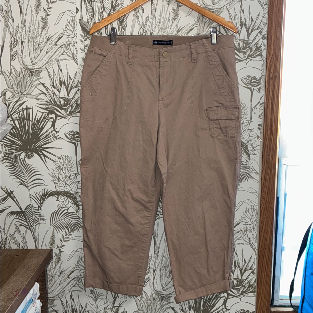 Lee Relaxed 12 Medium Cargo Fit Tan Trousers Pants Capri
